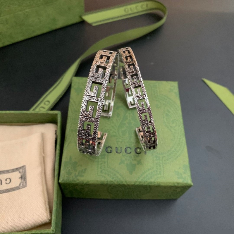 G*u*i bracelets